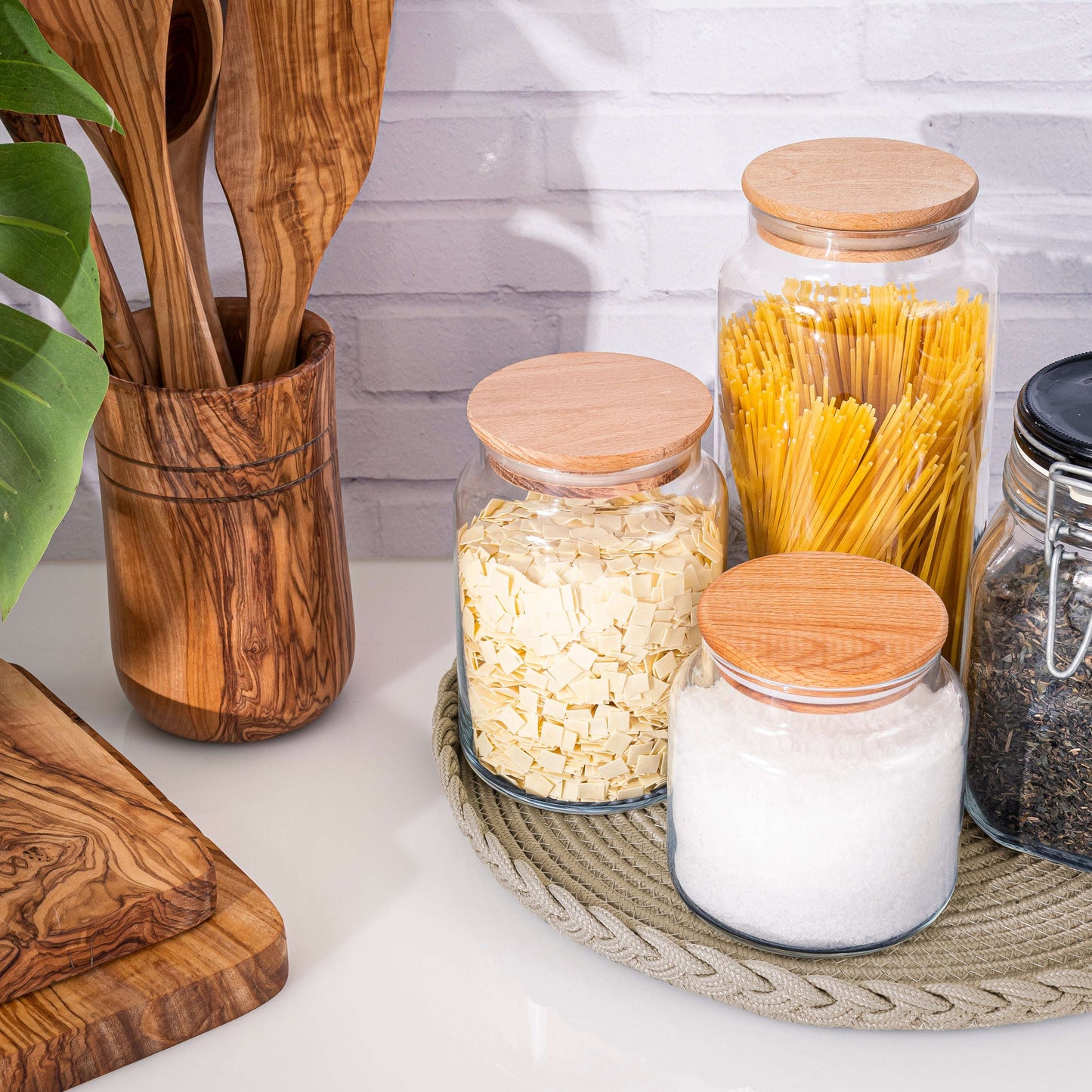 DARIDO Beige Placemats- 32cm- Round, Durable & Elegant Table Decor