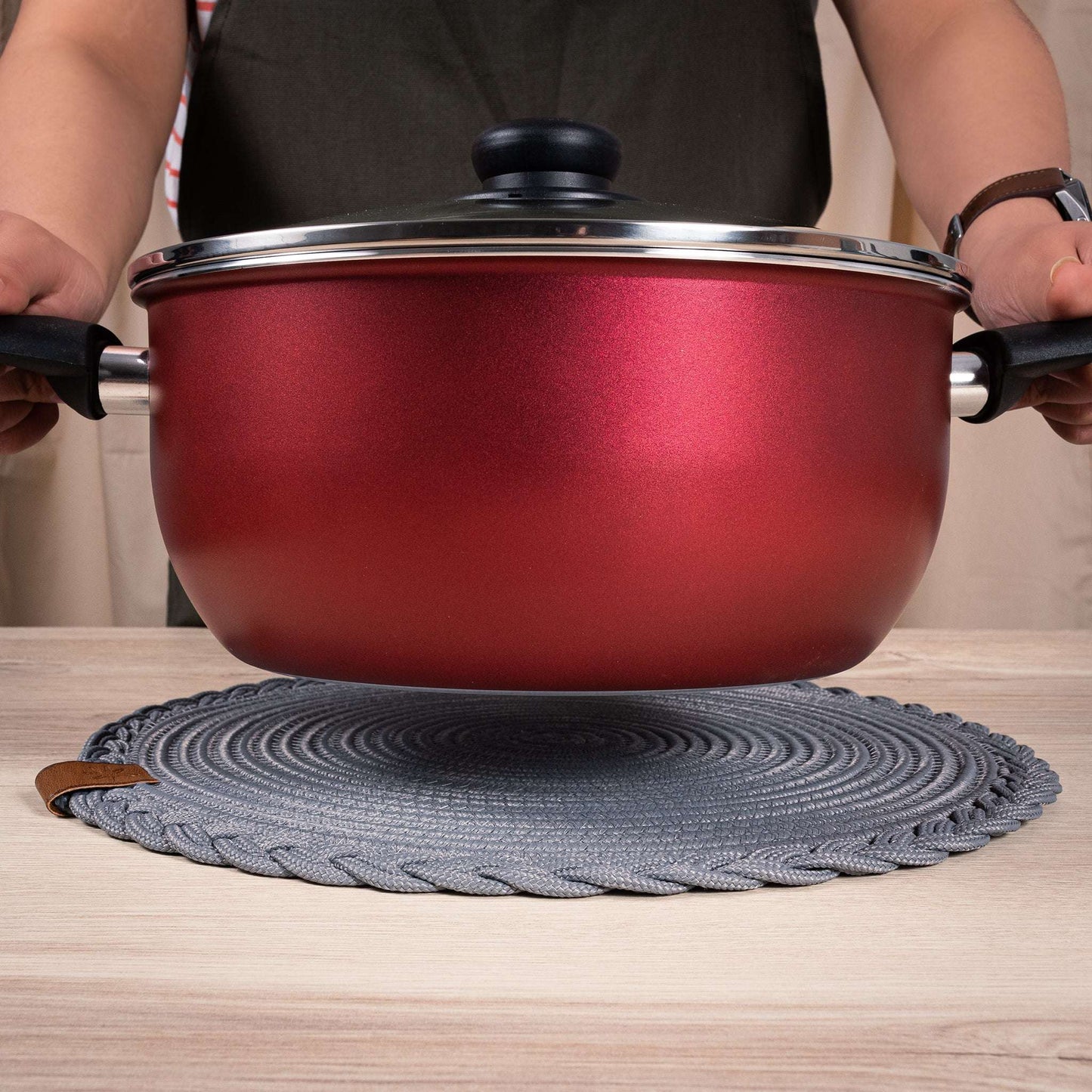 DARIDO Set of 2 Grey Placemats- 32 cm- Round, Durable & Elegant Table Decor