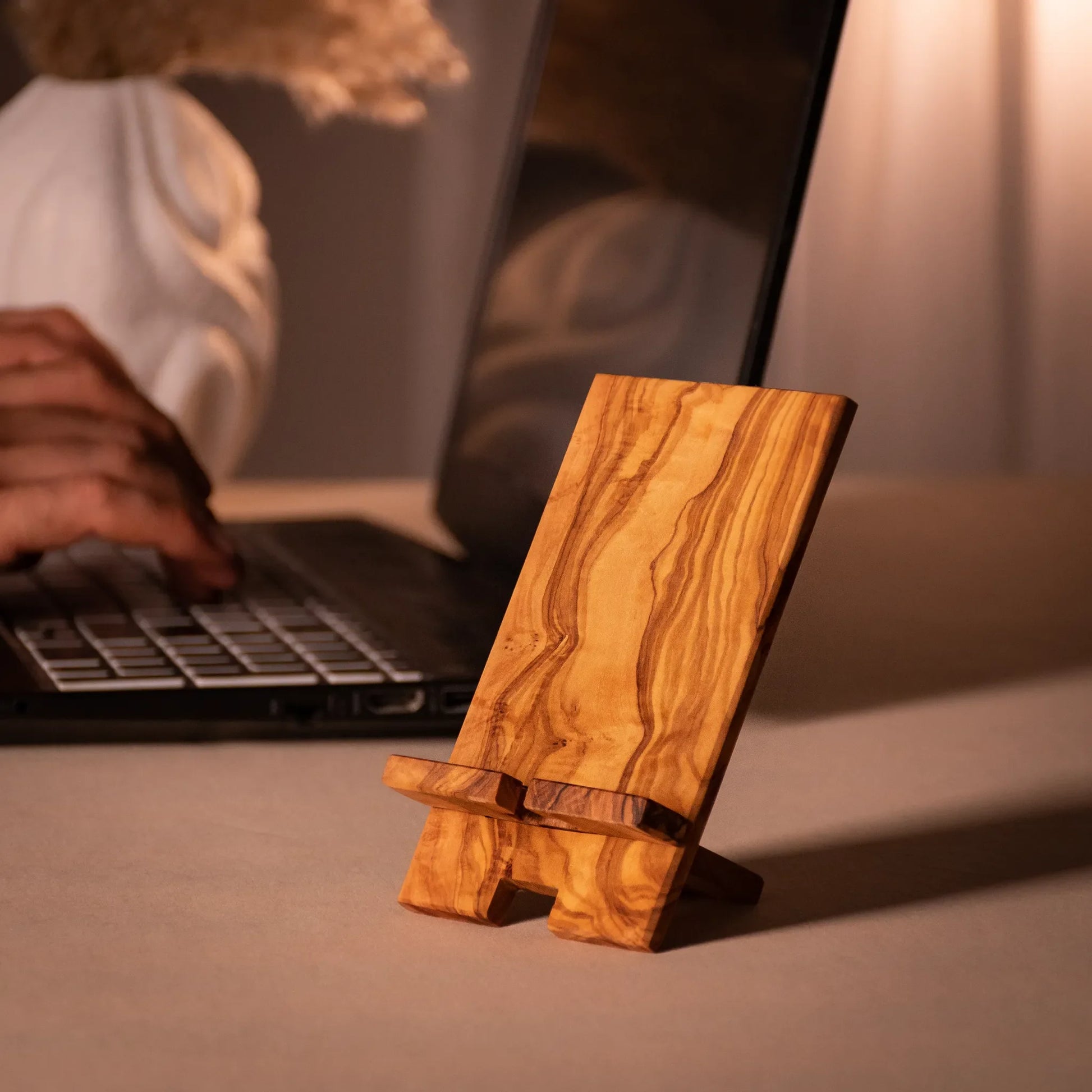 Ecostand Smartphone-Halter aus Olivenholz – Detailansicht 2