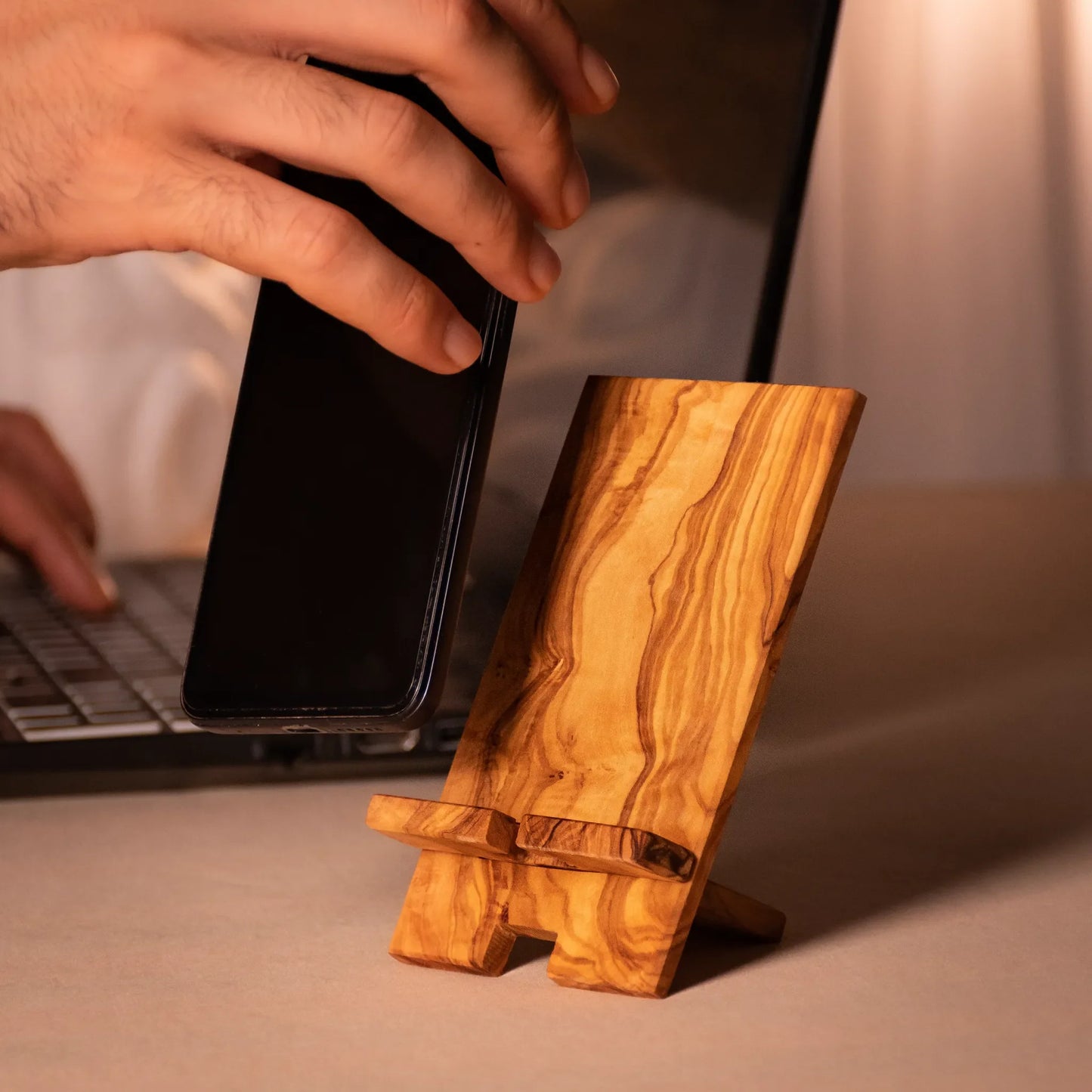 Ecostand Smartphone-Halter aus Olivenholz – Detailansicht 3