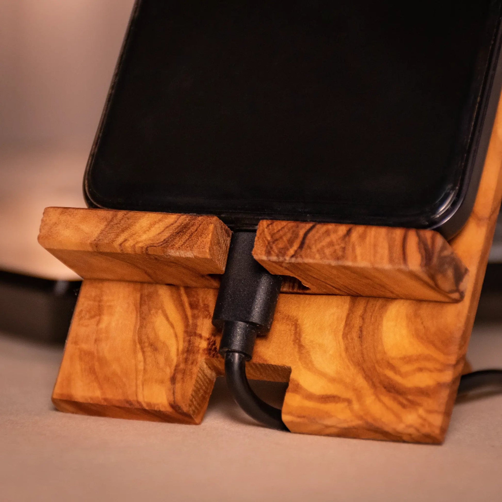 Ecostand Smartphone-Halter aus Olivenholz – Detailansicht 4