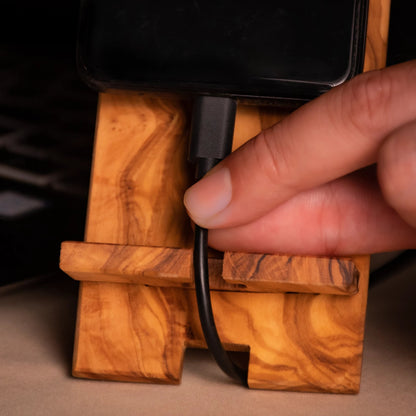 Ecostand Smartphone-Halter aus Olivenholz – Detailansicht 5