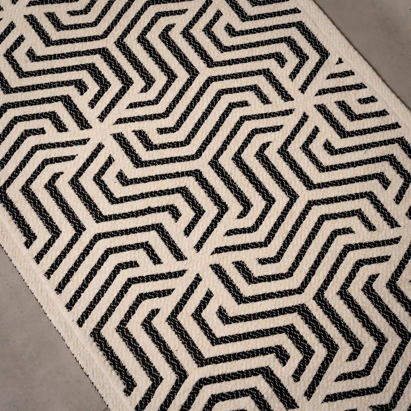 Handgefertigter Küchenteppich mit geometrischem Muster