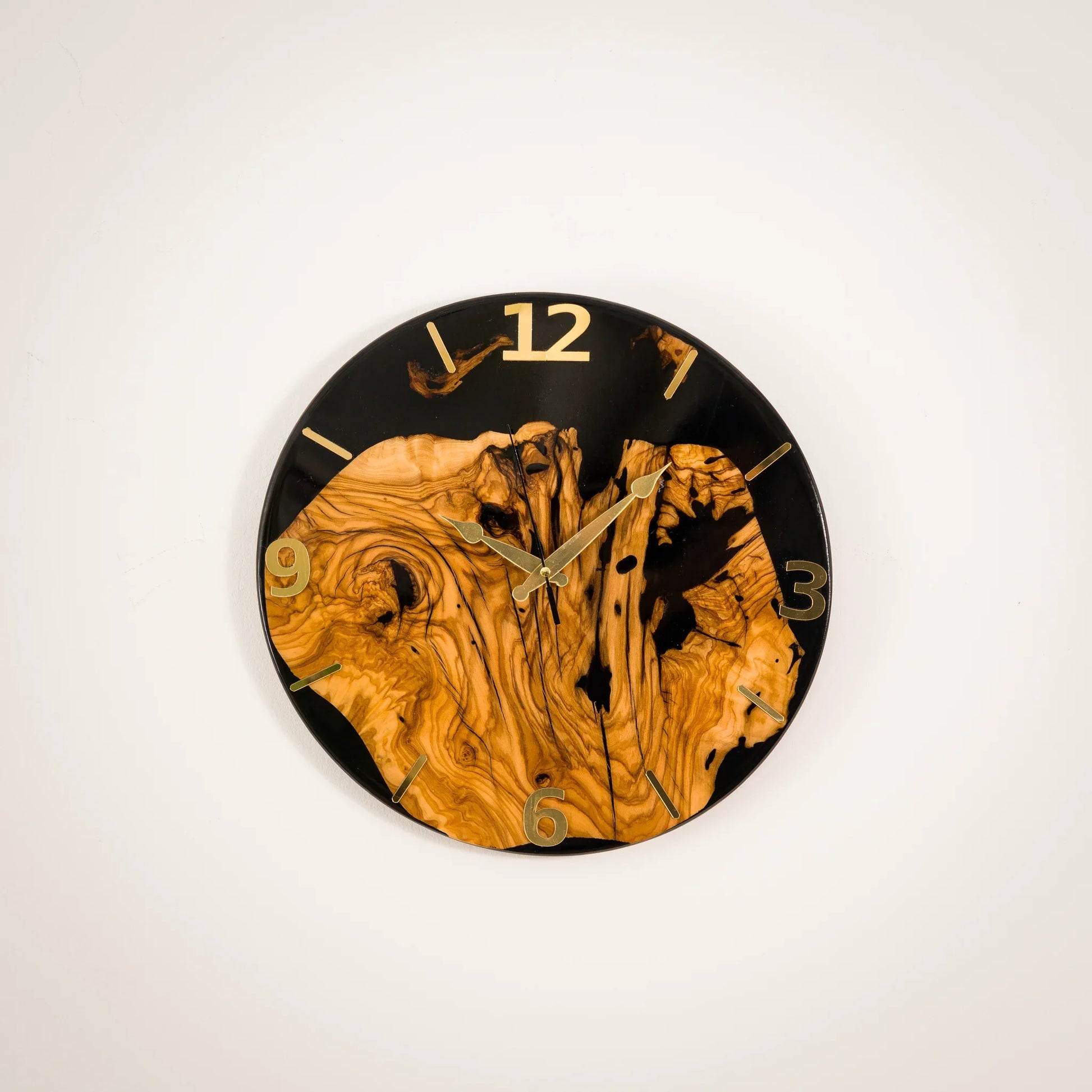 Handgefertigte Wanduhr aus Olivenholz & Epoxidharz – 34 cm – Detailansicht 15