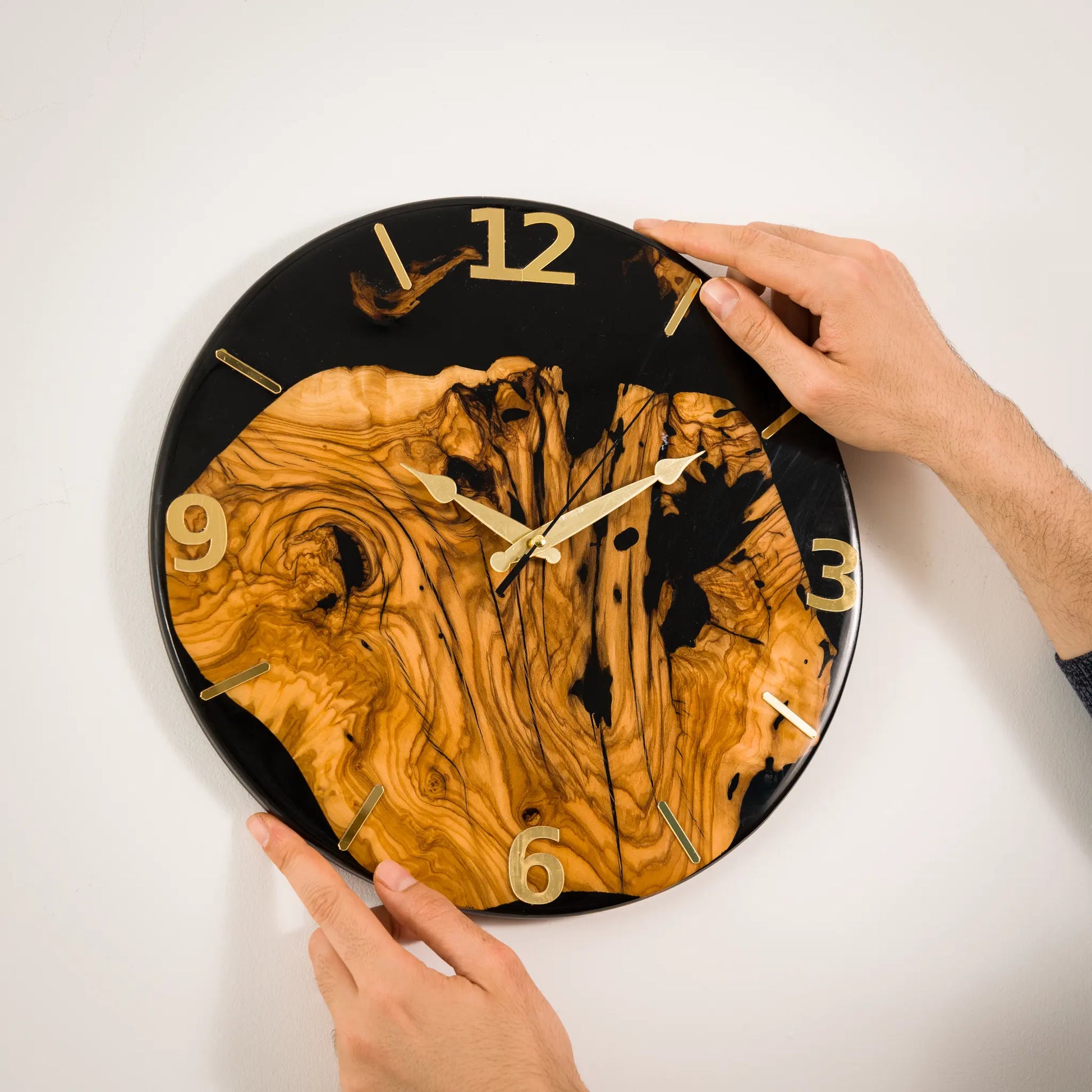 Handgefertigte Wanduhr aus Olivenholz & Epoxidharz – 34 cm – Detailansicht 16