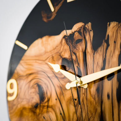 Handgefertigte Wanduhr aus Olivenholz & Epoxidharz – 34 cm – Detailansicht 3