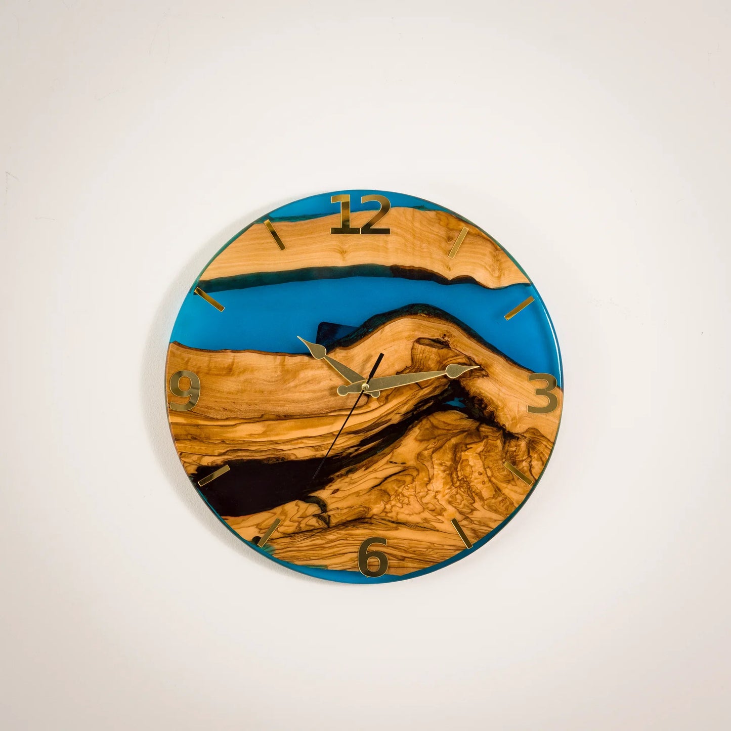 Handgefertigte Wanduhr aus Olivenholz & Epoxidharz – 34 cm – Detailansicht 10