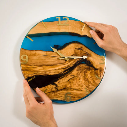 Handgefertigte Wanduhr aus Olivenholz & Epoxidharz – 34 cm – Detailansicht 11