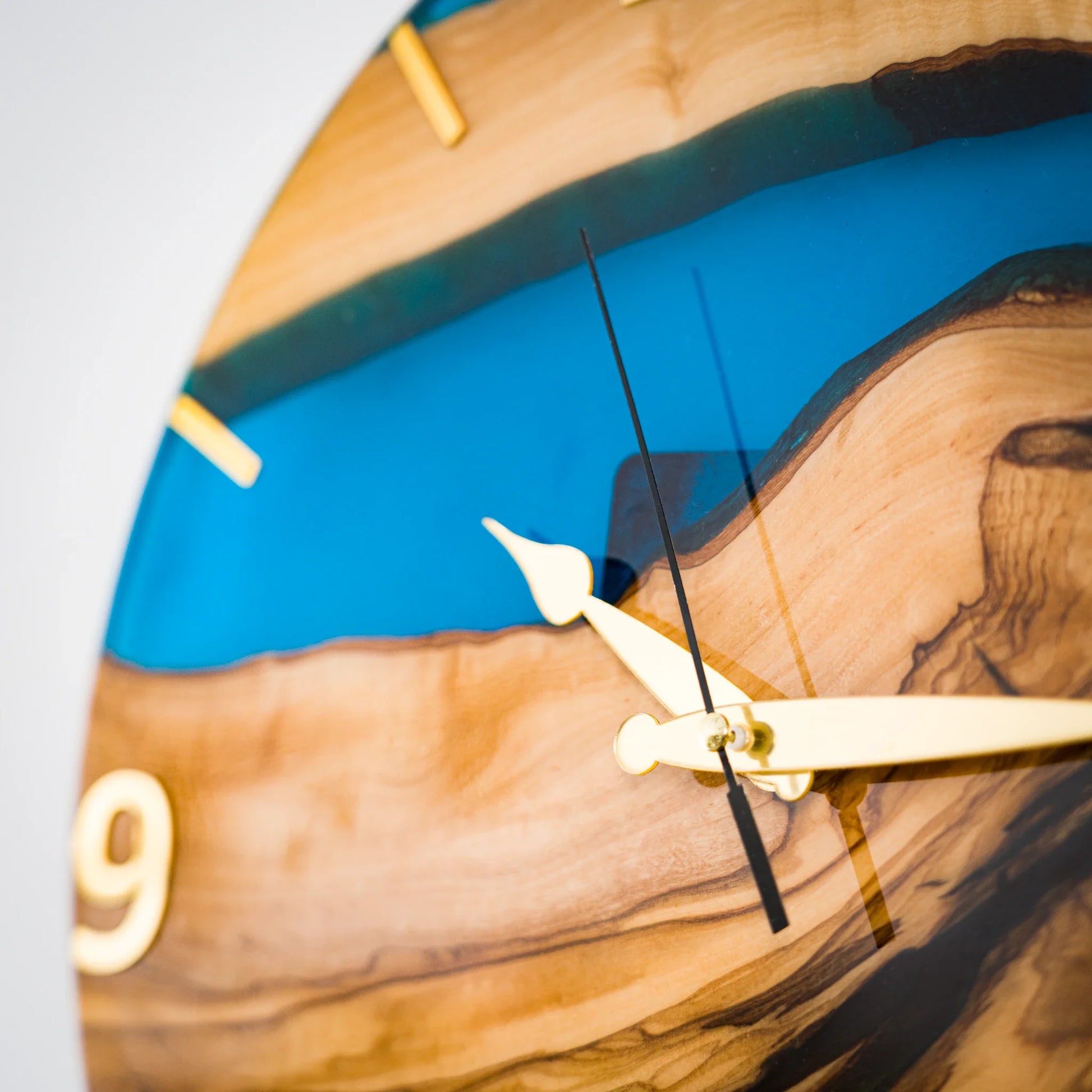 Handgefertigte Wanduhr aus Olivenholz & Epoxidharz – 34 cm – Detailansicht 2