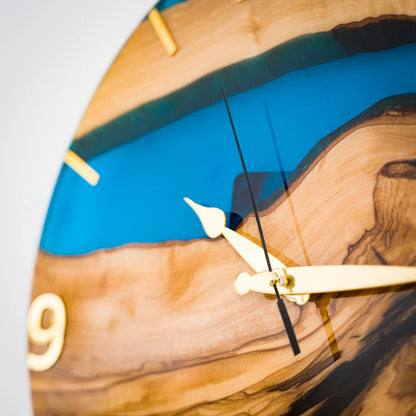Handgefertigte Wanduhr aus Olivenholz & Epoxidharz – 34 cm – Detailansicht 2