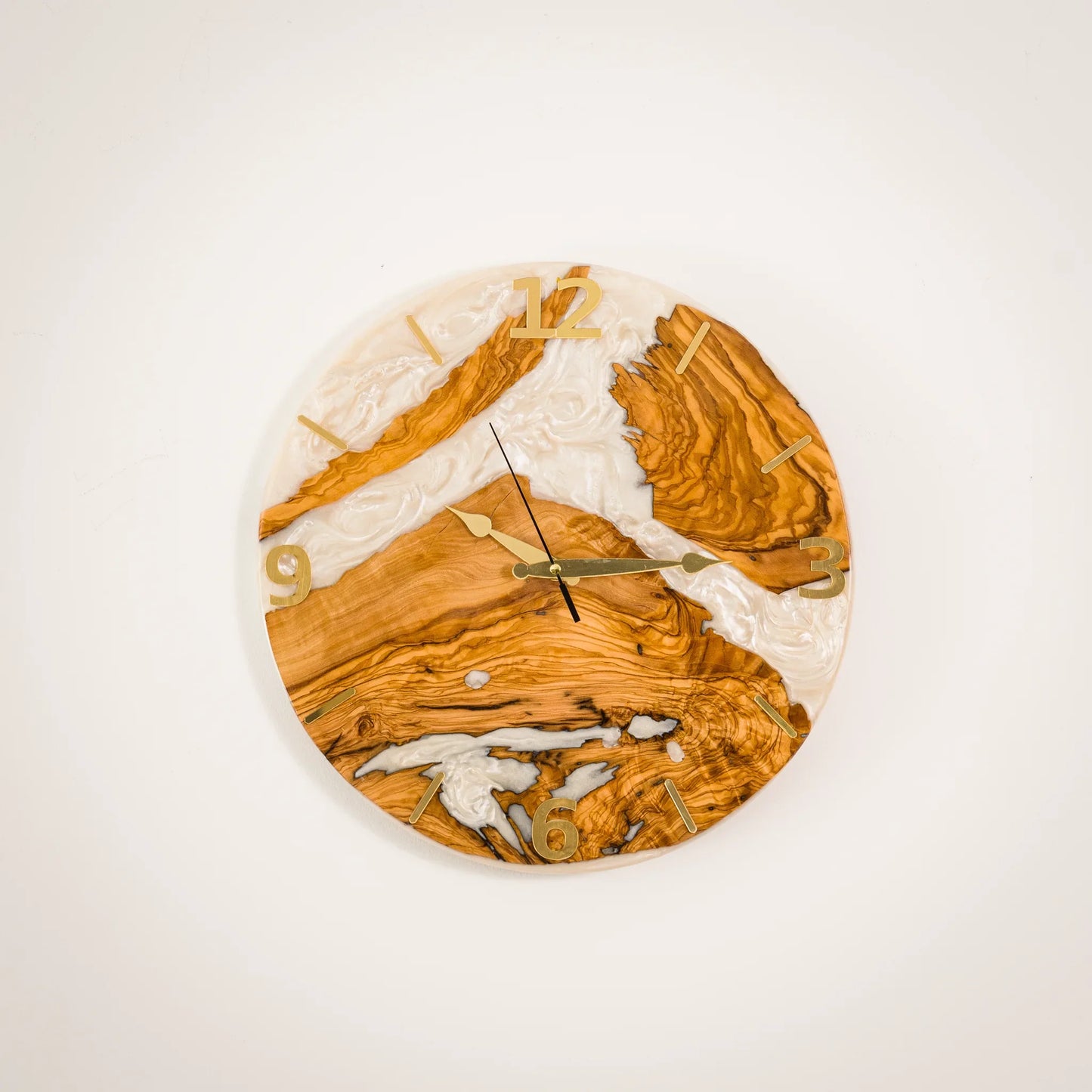 Handgefertigte Wanduhr aus Olivenholz & Epoxidharz – 34 cm – Detailansicht 4