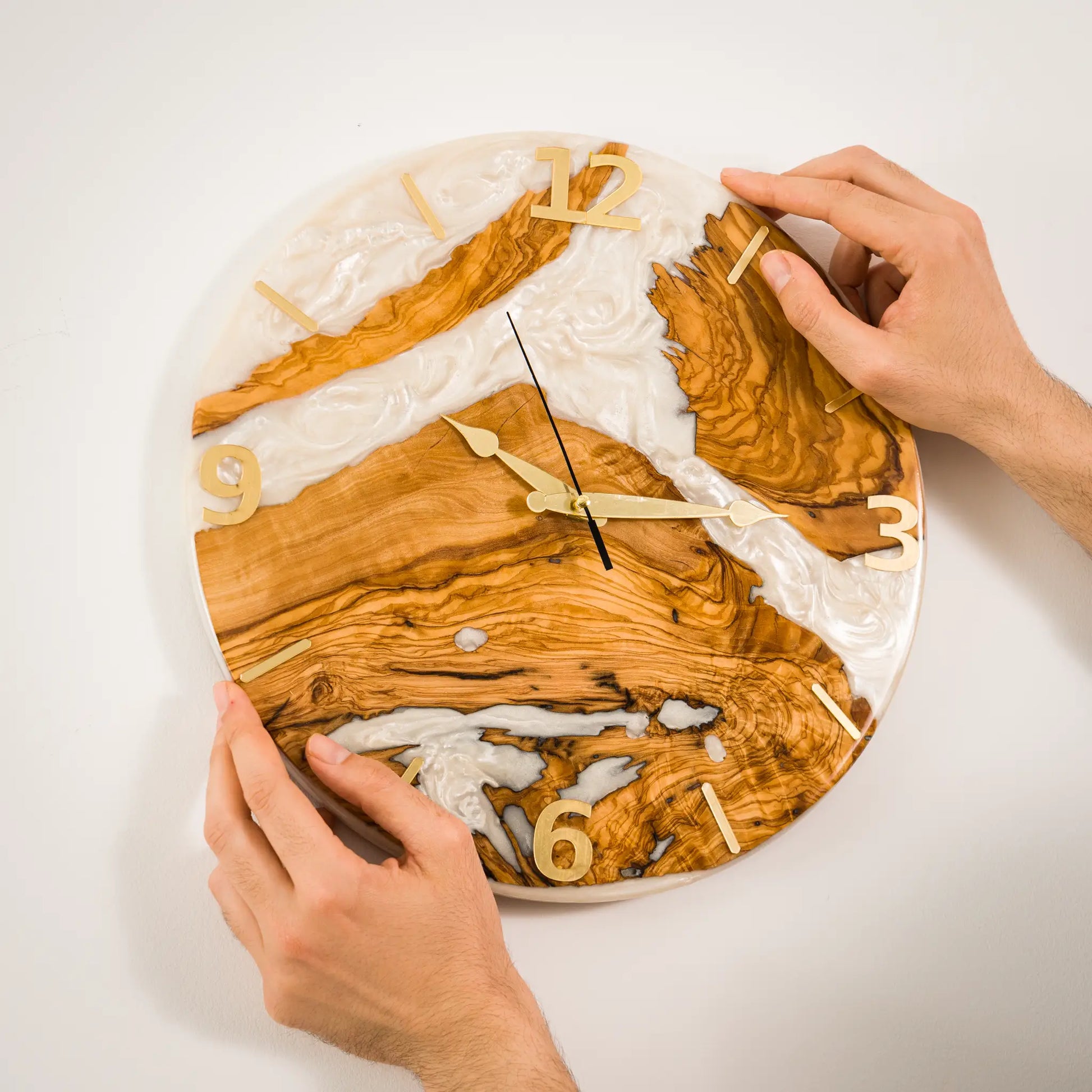 Handgefertigte Wanduhr aus Olivenholz & Epoxidharz – 34 cm – Detailansicht 5
