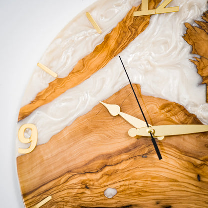 Handgefertigte Wanduhr aus Olivenholz & Epoxidharz – 34 cm – Produktansicht