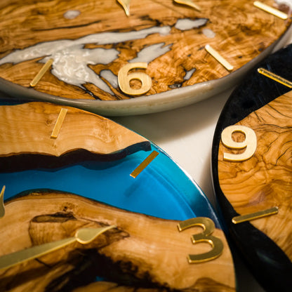 Handgefertigte Wanduhr aus Olivenholz & Epoxidharz – 34 cm – Detailansicht 9
