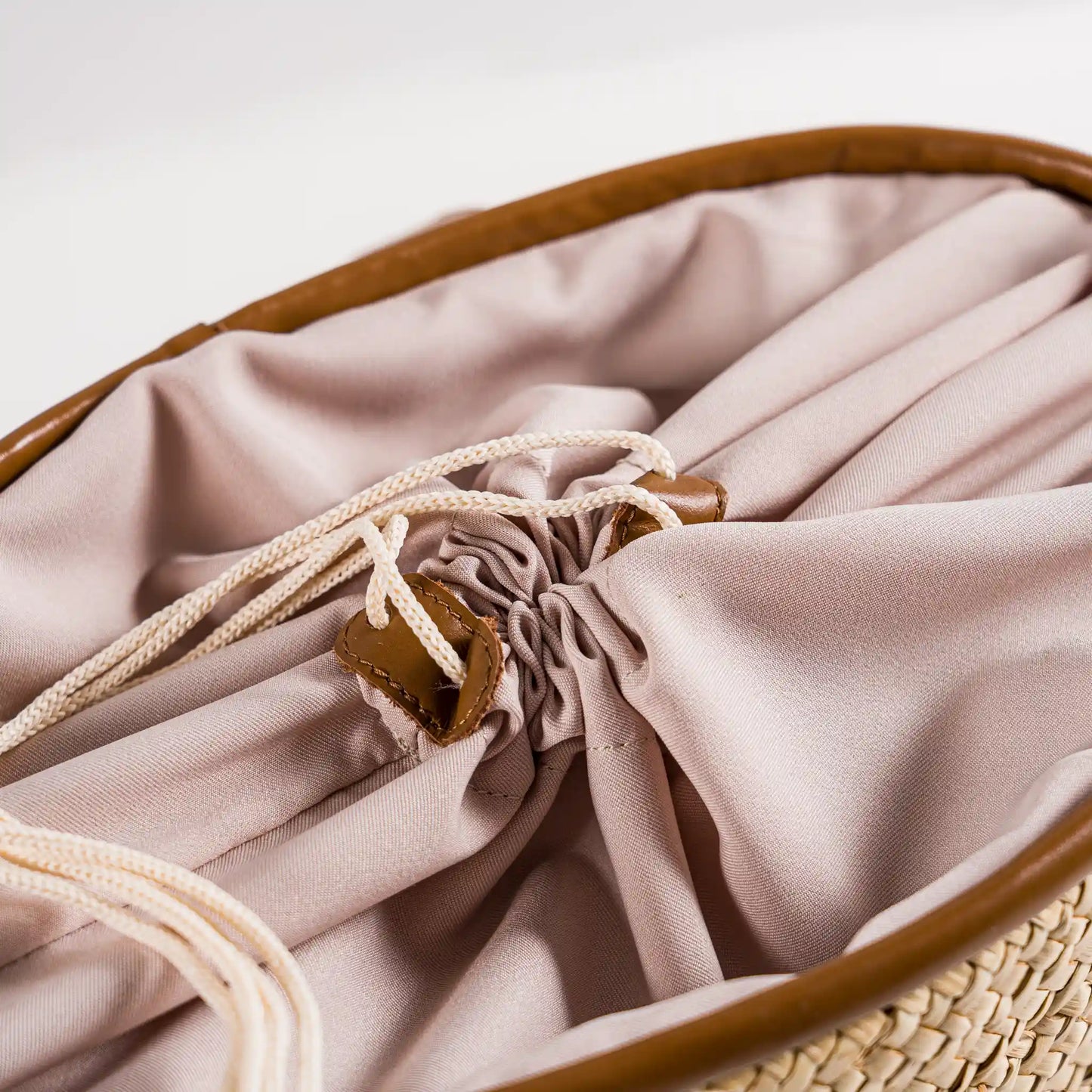 Naïa – Handgefertigte Tasche aus Pflanzenfaser und Leder