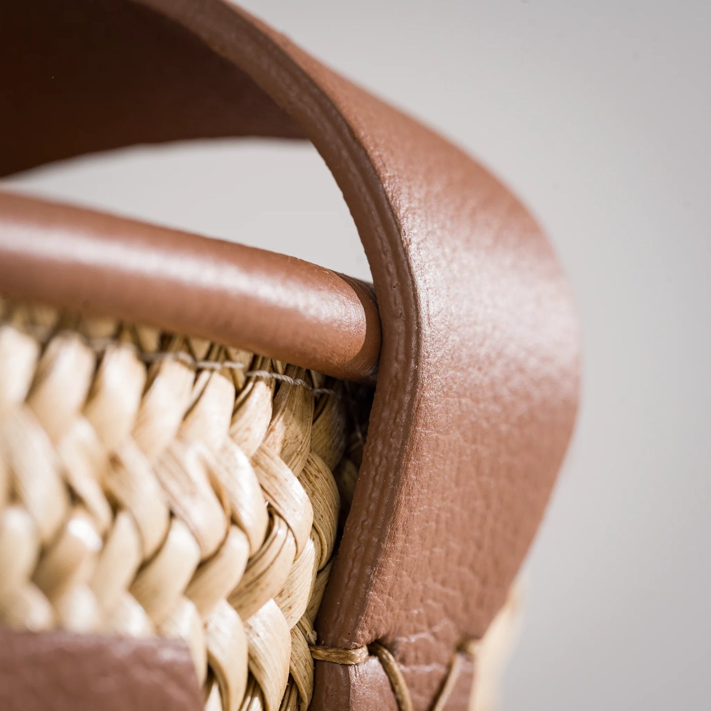 Bella – Handgefertigte Tasche aus Pflanzenfaser und Leder