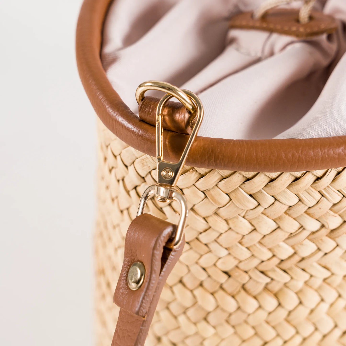 Bella – Handgefertigte Tasche aus Pflanzenfaser und Leder