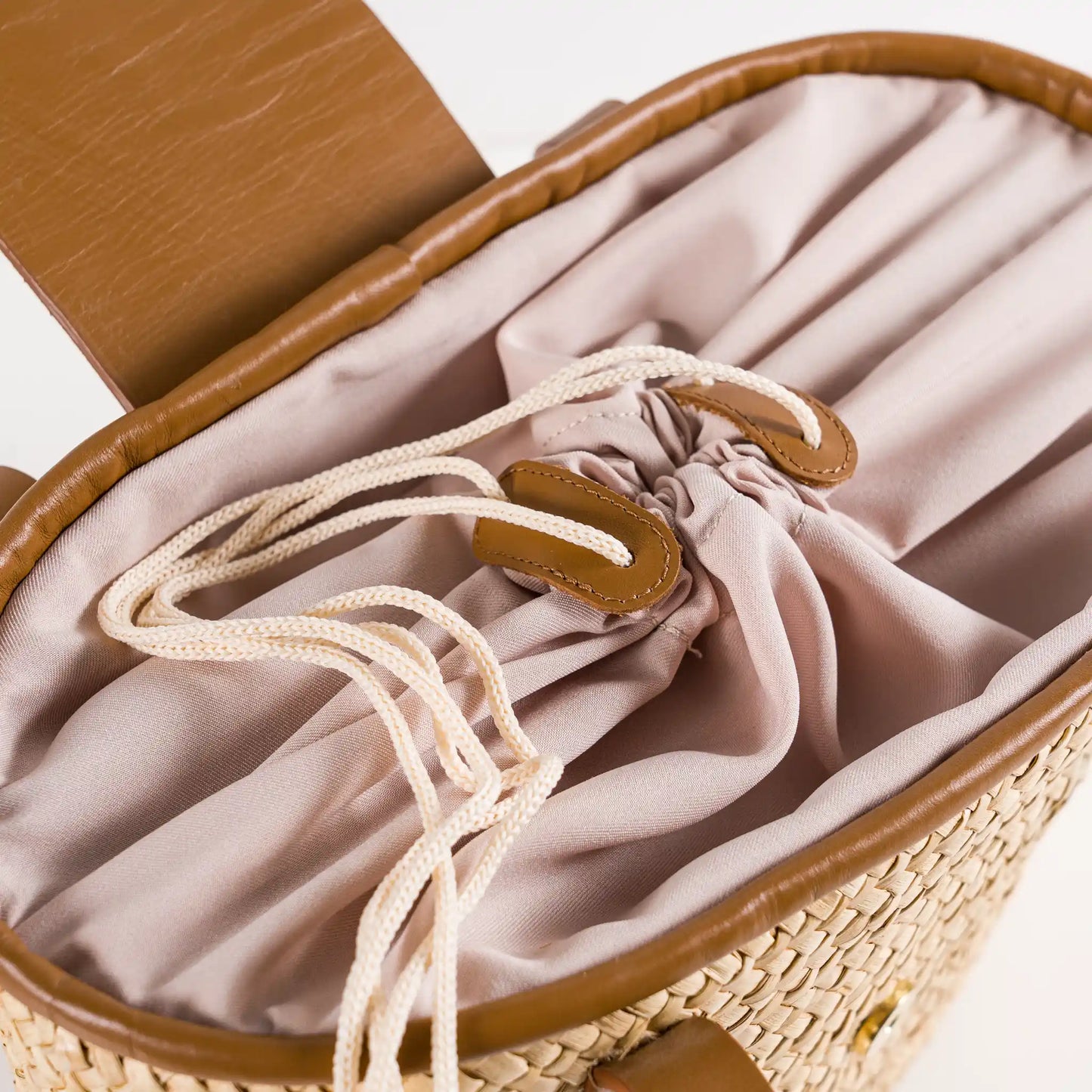 Aura – Handgefertigte Tasche aus Pflanzenfaser und Leder