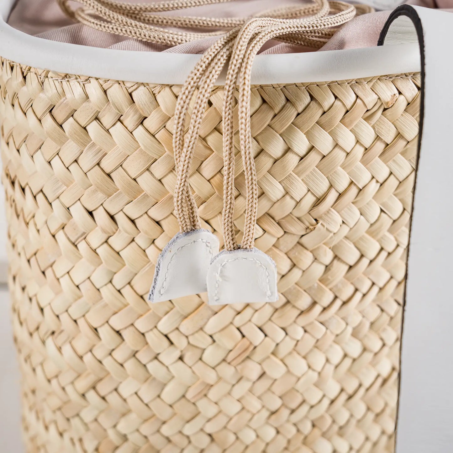 Perla – Handgefertigte Tasche aus Naturfaser und Leder
