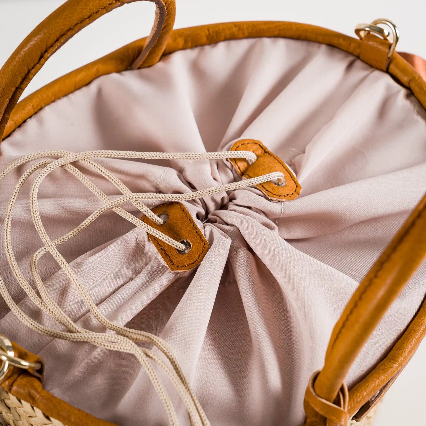 Oasis – Handgefertigte Tasche aus Pflanzenfaser und Leder