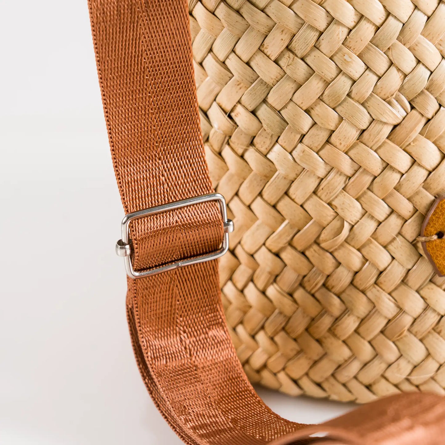 Gaia – Handgefertigte Tasche aus Pflanzenfaser und Leder
