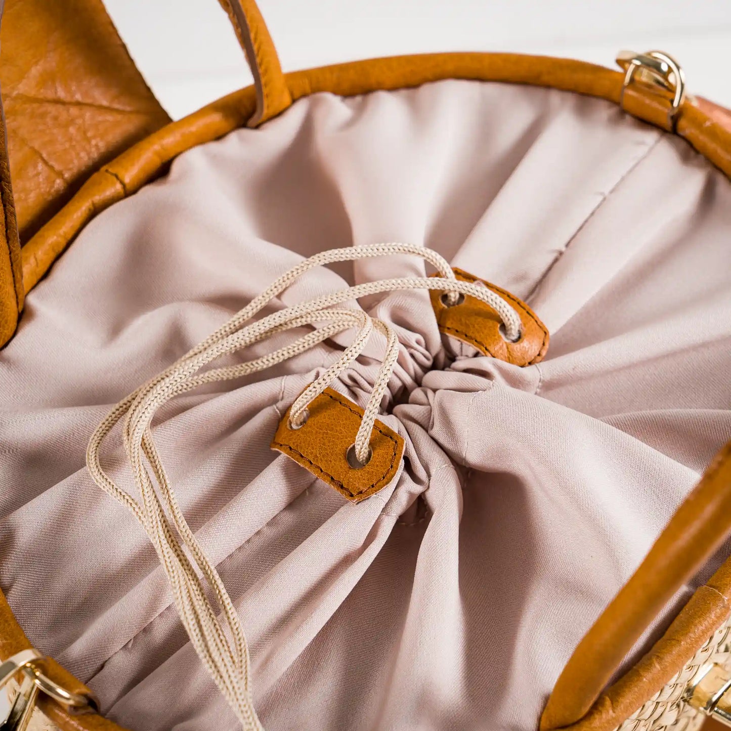 Gaia – Handgefertigte Tasche aus Pflanzenfaser und Leder