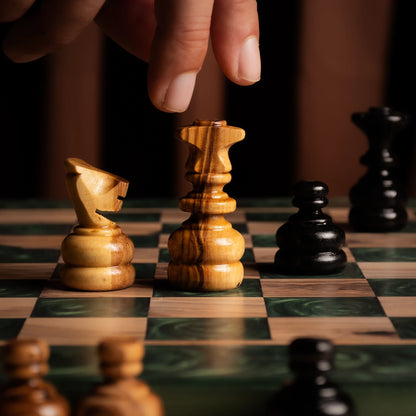 Schachspiel aus Olivenholz – Grün