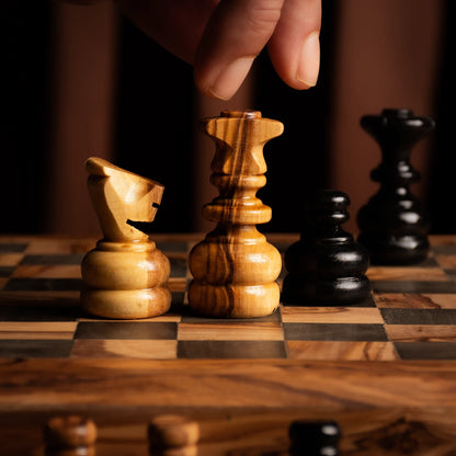 Schachspiel – Schachbrett aus Olivenholz