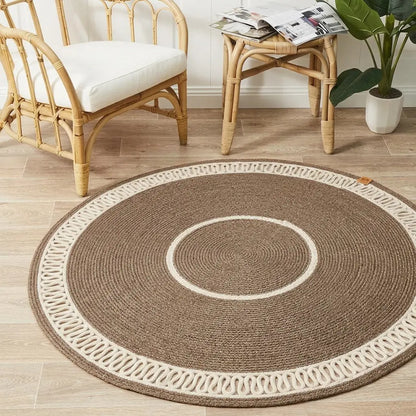 Runder handgefertigter Baumwoll-Flechtteppich in Beige – Wohnansicht