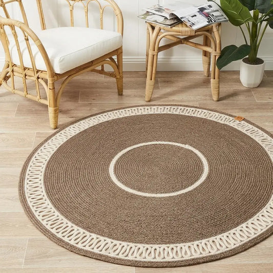 Runder handgefertigter Baumwoll-Flechtteppich in Beige – Wohnansicht